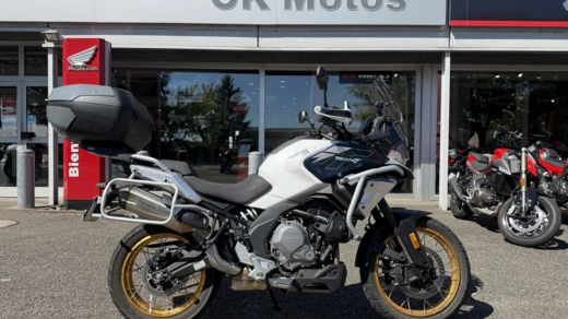 CF MOTO MT 700 COLORIS BLANC ET BLEU