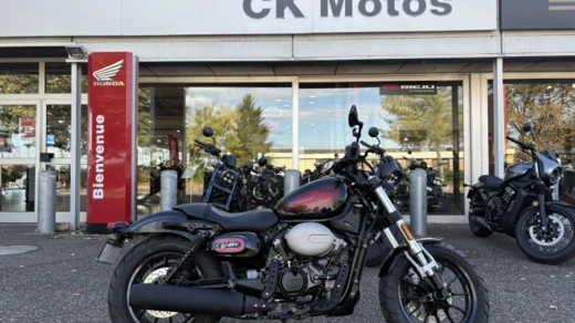 HYOSUNG GV125S-EVO COLORIS NOIR / ROUGE