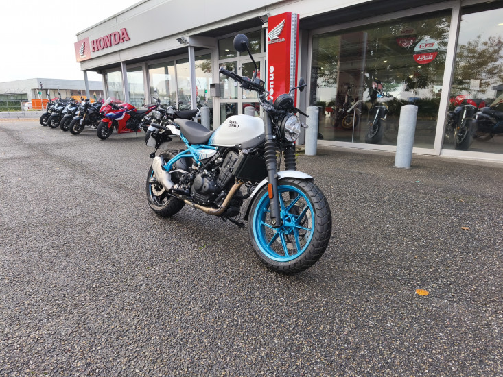 ROYAL ENFIELD GUERILLA 450 COLORIS BLANC ET BLEU - HAGUENAU