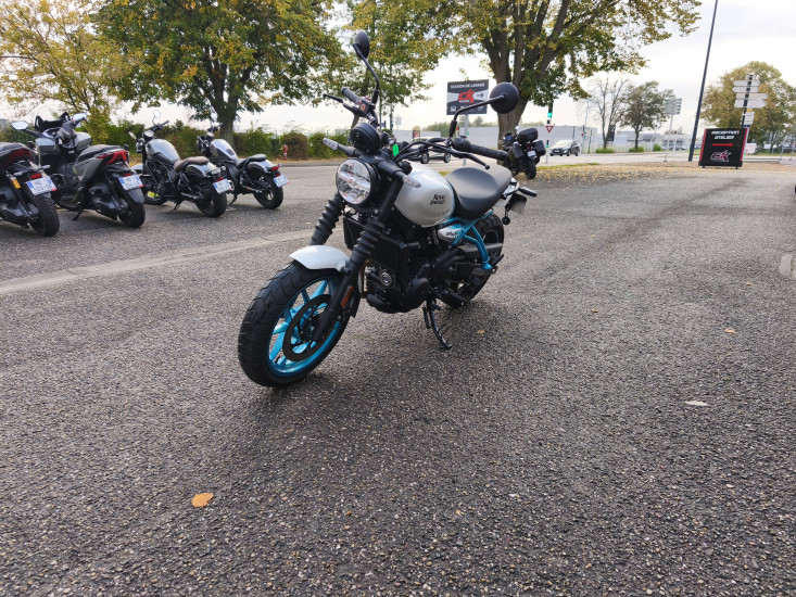 ROYAL ENFIELD GUERILLA 450 COLORIS BLANC ET BLEU - HAGUENAU