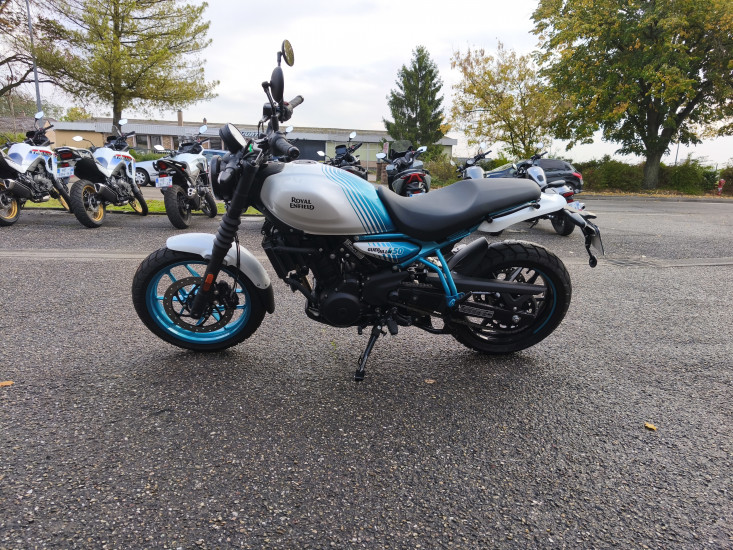 ROYAL ENFIELD GUERILLA 450 COLORIS BLANC ET BLEU - HAGUENAU