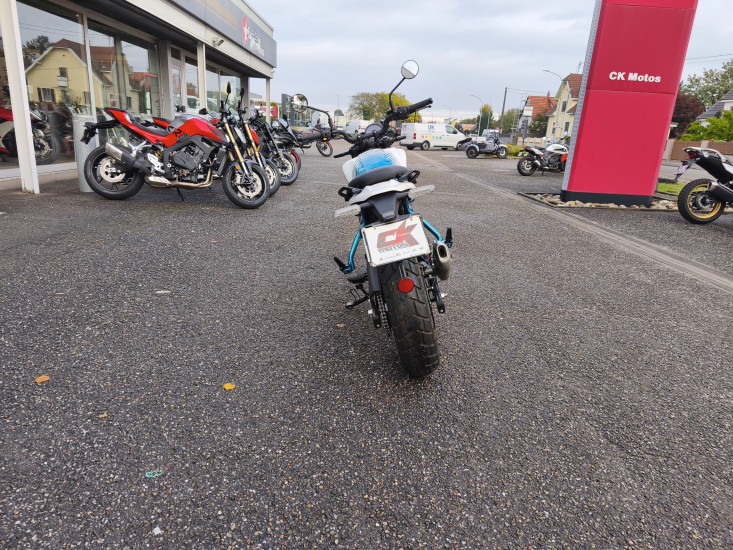 ROYAL ENFIELD GUERILLA 450 COLORIS BLANC ET BLEU - HAGUENAU