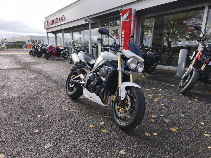 TRIUMPH STREET TRIPLE 675 COLORIS BLANC - HAGUENAU