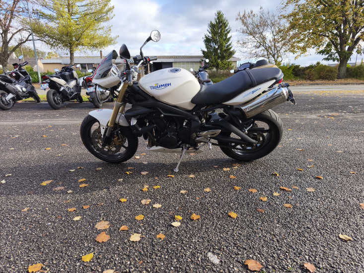 TRIUMPH STREET TRIPLE 675 COLORIS BLANC - HAGUENAU