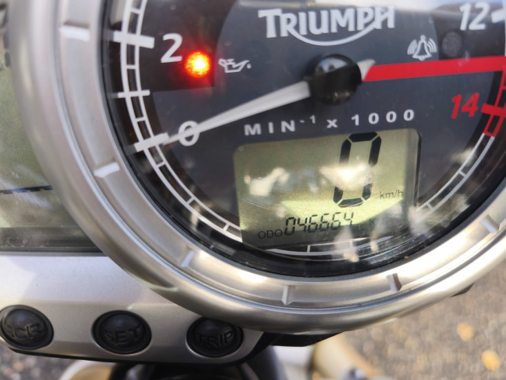 TRIUMPH STREET TRIPLE 675 COLORIS BLANC - HAGUENAU